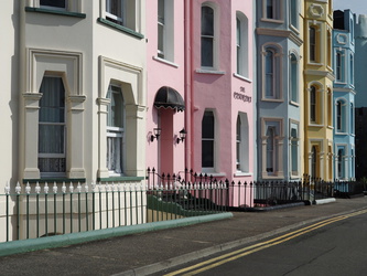 Farbenfrohe Häuser an der Esplanade
