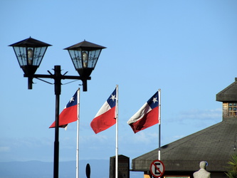 Puerto Varas - Fahnen an der Plaza