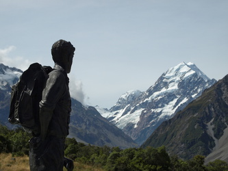 Statue von Sir Edmund Hillary vor dem Mount Cook 	