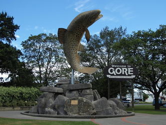 Forellenskulptur in Gore