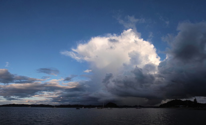 Regen naht am Strand von Paihia