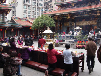 Longshan Tempel - Gläubige beim Gebet
