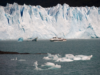 Ausflugsboot vor der Gletscherzunge