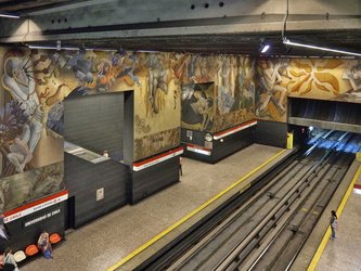 Wandbilder in der U-Bahn-Station