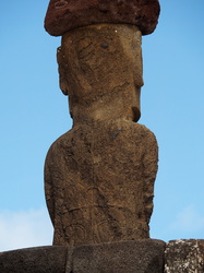 Rückenansicht eines Moai am Anakena-Stand