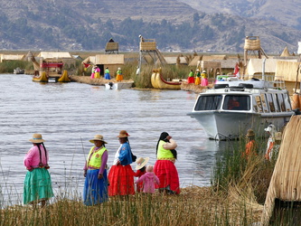 Uros auf den schwimmenden Inseln