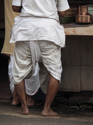 Inder mit Dhoti, dem traditionellen Beinkleid