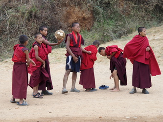 Mönche beim Fußball-Spiel