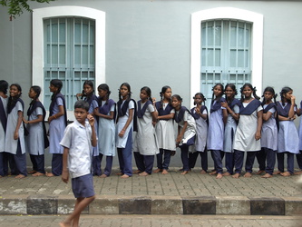 Schülerinnen auf dem Weg zum Sri-Aurobindo-Ashram