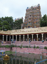 Teich des goldenen Lotus und Gopuram