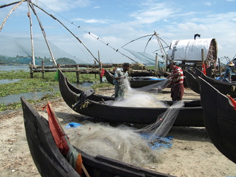 Fischerboote mit Netzen am Ufer
