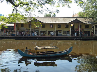 Boot auf einem Kanal in der Stadt