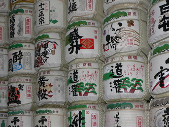 Riesige Sake-Fässer