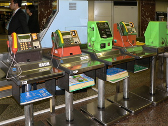 Farbenfrohe Telefone in einer U-Bahn-Station