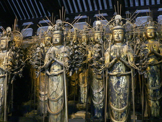 Vergoldete Kannon-Statuen im Sanju-Sangen-Do