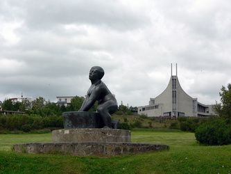 Skulptur und Kirche