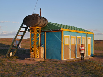 Farbenfrohes Toiletten- und Duschhaus im Saikhan-Gobi-Camp