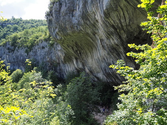 Abstieg ins Tal zwischen imposanten Felsen