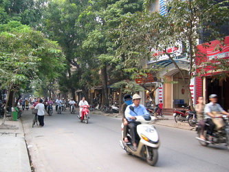Altstadt mit vielen Bäumen in Hanoi
