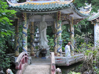 Mönch in idyllischem Garten