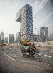 Radfahrer vor dem CCTV-Tower