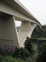 Moderne Brücke über den Douro