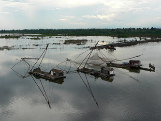 Hausboote mit Fischernetzen