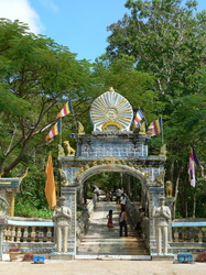 Eingang am Fuße des Phnom Santuk