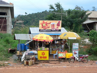 Tankstelle und Shop am Straßenrand