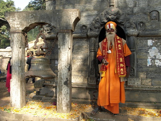 Sadhu am Tempelkomplex