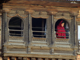 Nepalesin an einem der typischen Holzfenster