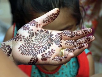 Hand mit Henna-Verzierung