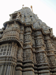 Shikhara-Turm mit kunstvollen Ornamenten