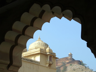 Blick durch einen der vielen Torbögen auf das Jaigarh Fort