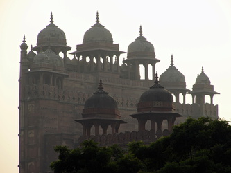 Blick auf die Zinnen der Jami Masjid-Mosche (Dargah-Moschee)