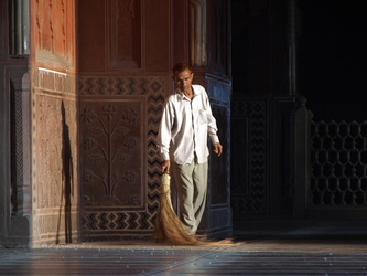 Morgendliche Grundreinigung in der Moschee neben dem Taj Mahal