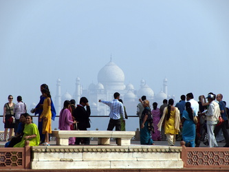 Besucher des Roten Forts bewundern das Taj Mahal