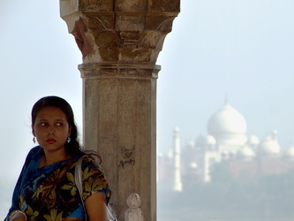 Junge Frau im Roten Fort mit Blick auf das Taj Mahal
