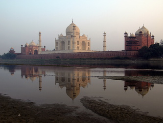 Blick über den Yamuna-Fluß auf das Taj Mahal