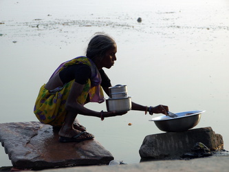 Geschirr spülen am Ganges