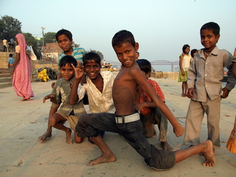 Indische Kinder am Ufer ... alle wollen sie fotografiert werden
