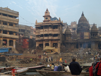 Größter Verbrennungsplatz in Varanasi - Tag und Nacht brennen die Scheiterhaufen
