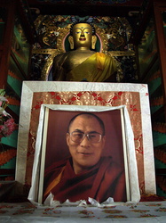 Sarnath - Dalai Lama-Foto vor der Buddha-Skulptur im tibetischen Tempel
