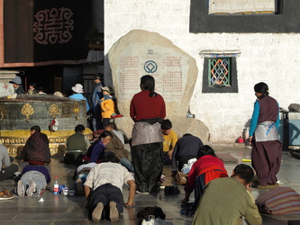 Gläubige bei Niederwerfungen am Jokhang-Tempel