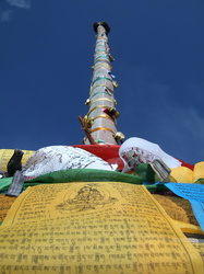 Stupa mit Gebetsfahnen