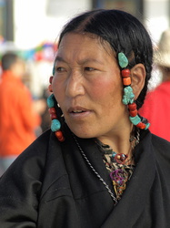 Tibeterin mit traditionellem Haarschmuck