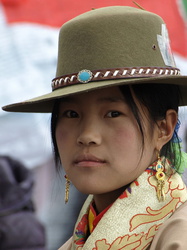 Junge Tibeterin in traditioneller Tracht