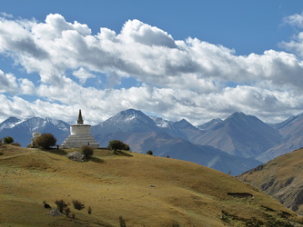 Stupa auf einem Hügel