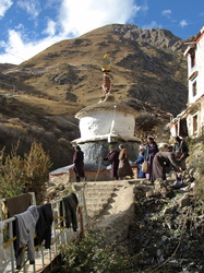 Gläubige umrunden die Stupa in Tredum