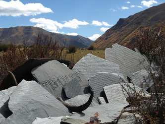 Mani-Steine in der Landschaft